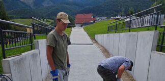 V Dolnej Tižine dávajú cez leto prácu mladým. Výsledkom sú upravené ulice aj pracovné návyky